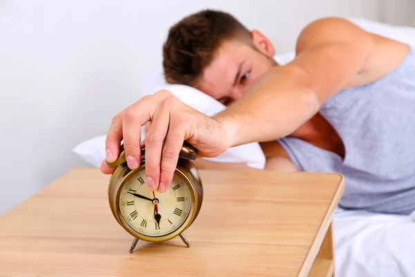 Guapo joven hombre en la cama — Foto de Stock