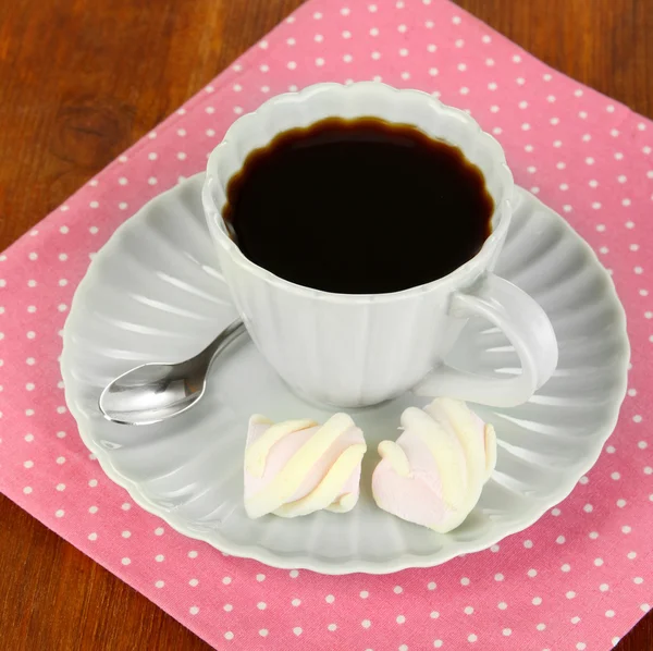 Coffee cup on wooden table close-up — Stock Photo, Image