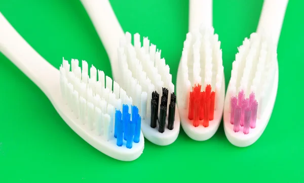 Brosses à dents sur fond vert — Photo