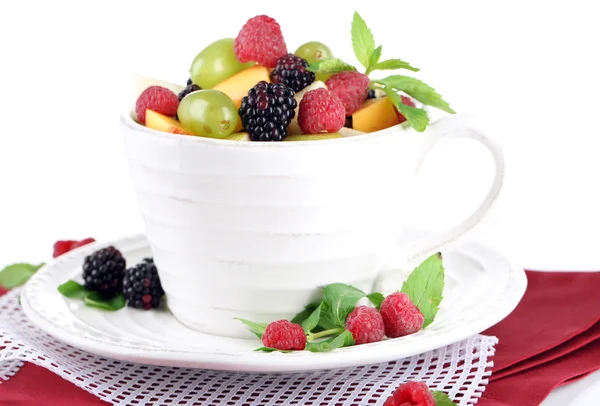 Ensalada de frutas en taza en servilleta aislada en blanco —  Fotos de Stock