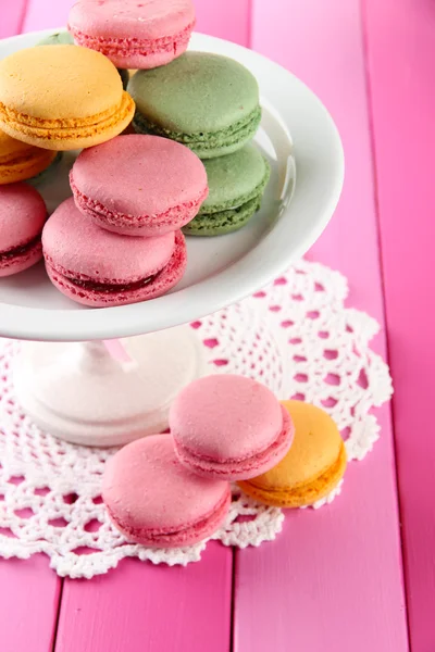 Macaroons suaves em vaso na mesa close-up — Fotografia de Stock