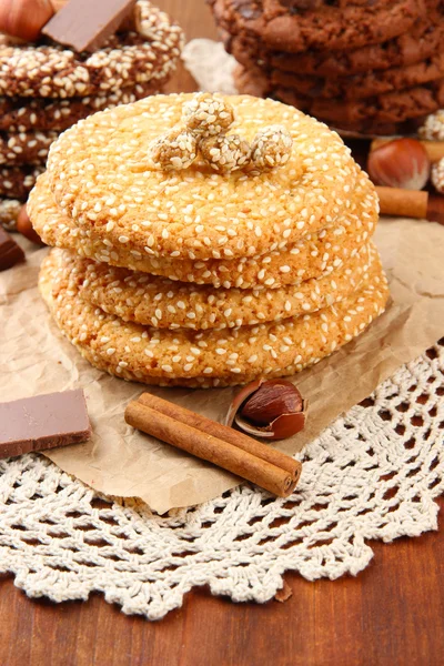 Biscuits faits maison aux graines de sésame, chocolat, sur serviette, sur fond en bois — Photo