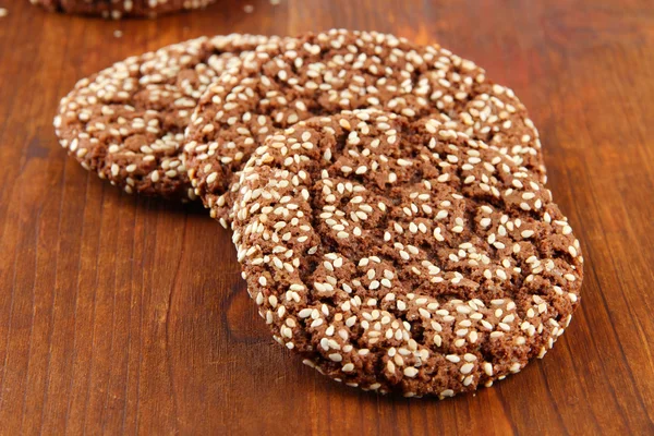 Zelfgemaakte koekjes met sesamzaad, op houten achtergrond — Stockfoto