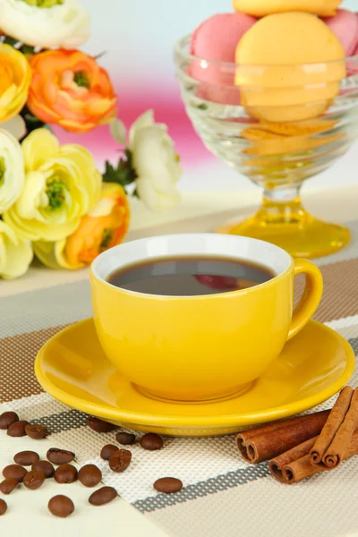 Kawa i makaroniki na stole na jasnym tle — Zdjęcie stockowe