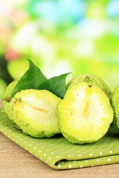 Osage orange frukter (maclura pomifera), på träbord, på natur bakgrund — Stockfoto