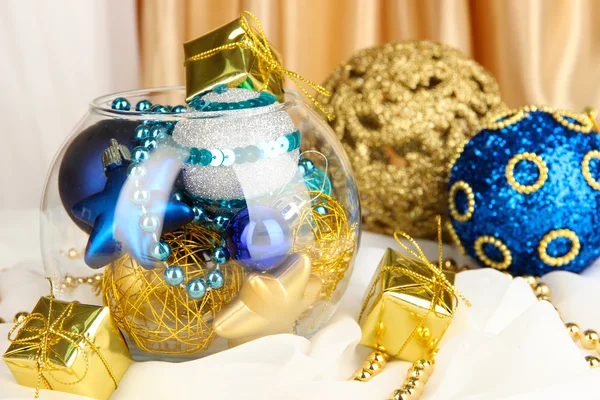 Рождественские украшения в стеклянной вазе — стоковое фото