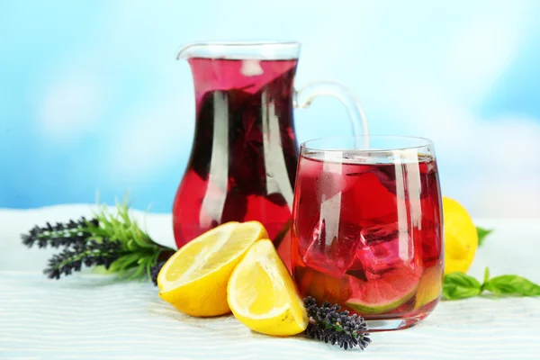 Rode basilicum limonade in kruik en glas, op houten tafel, op lichte achtergrond — Stockfoto