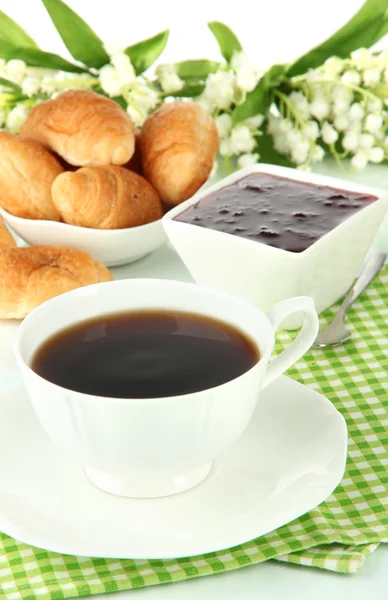 맛 있는 크로 상와 커피 클로즈업의 컵 — 스톡 사진