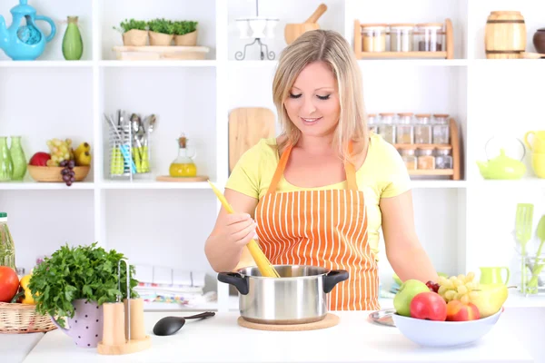 Gelukkig lachende vrouw in keuken gezonde maaltijd voorbereiden — Stockfoto