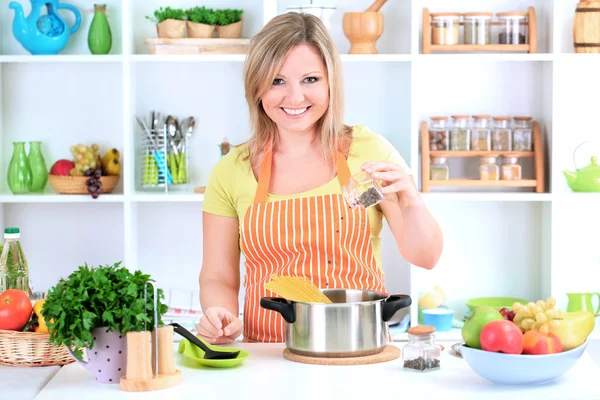 Feliz mulher sorridente na cozinha se preparando para uma refeição saudável — Fotografia de Stock