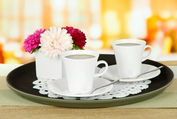Koppar kaffe på bricka på bord i café — Stockfoto