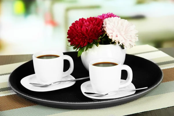 Tazas de café en bandeja en la mesa en la cafetería — Foto de Stock