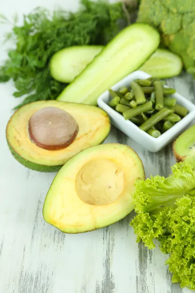 Legumes verdes frescos, sobre fundo de madeira — Fotografia de Stock