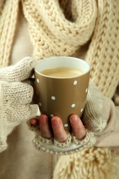 Mani femminili con bevanda calda, primo piano — Foto Stock