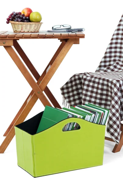 Revistas y carpetas en caja verde aisladas en blanco — Foto de Stock