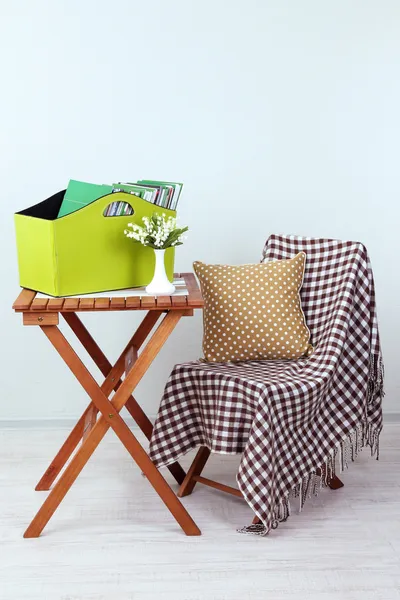 Magazinok és tartók-ban zöld doboz a szobában asztal — Stock Fotó