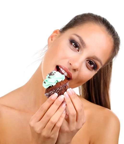 Retrato de hermosa joven con cupcake de chocolate aislado en blanco — Foto de Stock