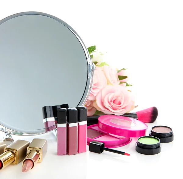 Grupo cosméticos decorativos para maquillaje y espejo, aislados en blanco — Foto de Stock