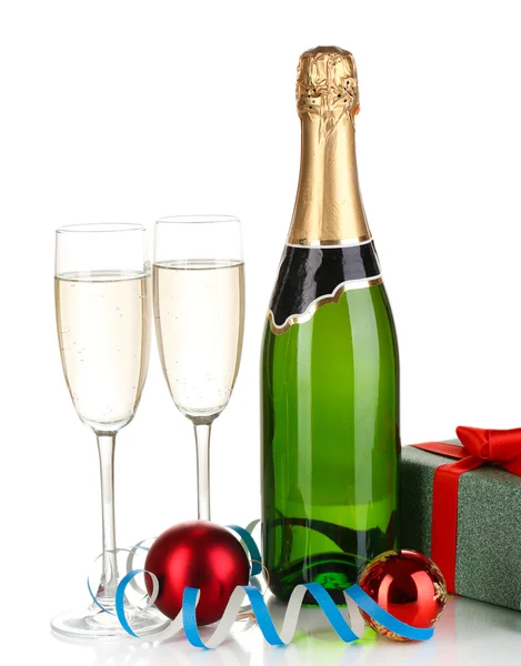 Fles champagne met glazen en geïsoleerd op Witte kerstballen — Stockfoto