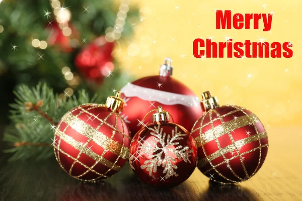Bolas decorativas de Natal no fundo brilhante — Fotografia de Stock