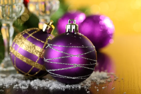 Vánoční dekorativní koule na světlé pozadí — Stock fotografie