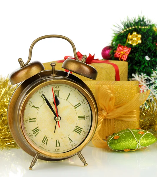 Composición de decoraciones de reloj y navidad aisladas en blanco — Foto de Stock