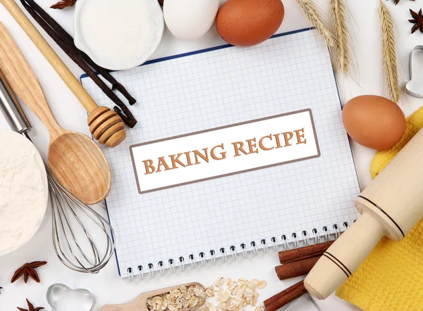 Vaření koncepce. základní pečící ingredience a kuchyňské nástroje zblízka — Stock fotografie