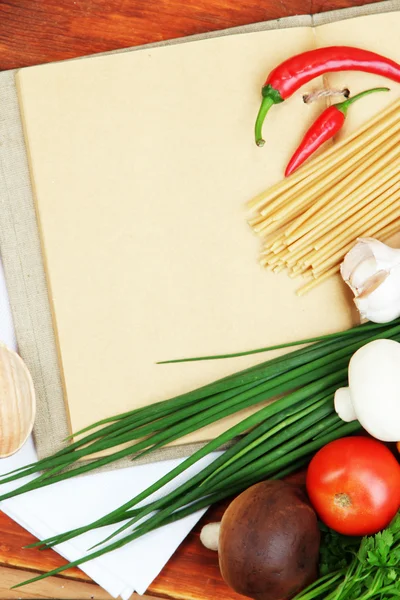 Koken concept. boodschappen met lege kookboek close-up — Stockfoto