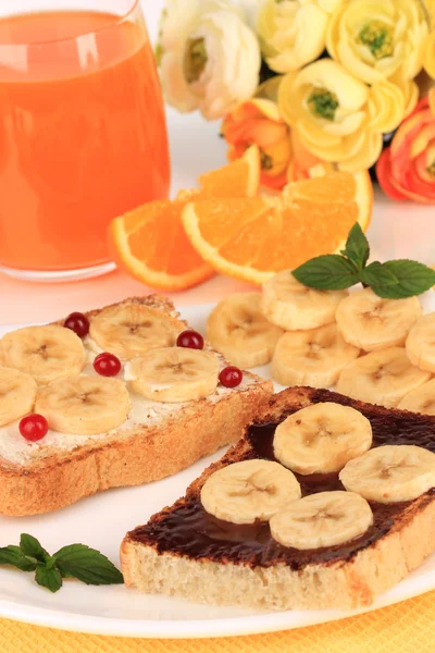 Delicious toast with bananas on plate close-up — Stock Photo, Image