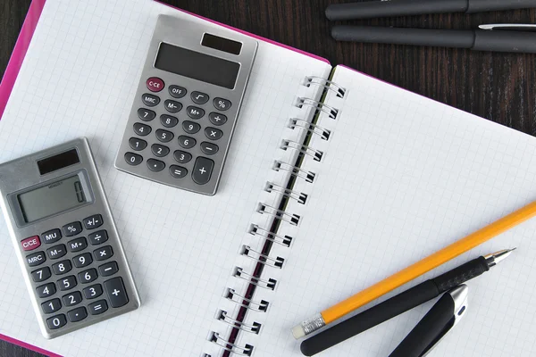 Notebook z pióra, ołówek i kalkulatory z bliska Obraz Stockowy