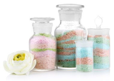 beyaz izole aromalı tuzları cam şişelerde