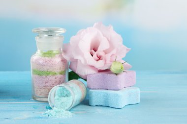 mavi zemin üzerine cam şişelerde aromalı tuzları