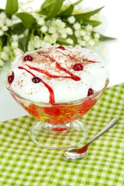 beyaz zemin üzerine masada lezzetli reçel