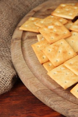 ahşap masa üstünde çul arka plan üzerinde lezzetli kraker