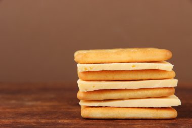 lezzetli peynir kahverengi zemin üzerine ahşap masa üzerinde kraker