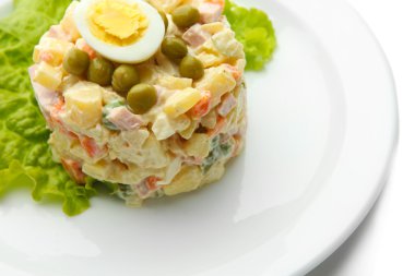 Geleneksel Rus salatası Olivier, beyaz üzerine izole edilmiş.