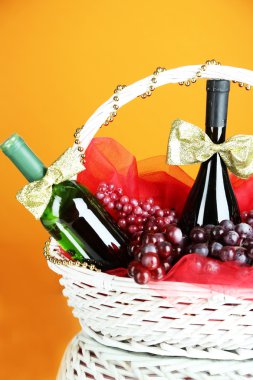 hediye sepeti ile şarap turuncu zemin üzerine