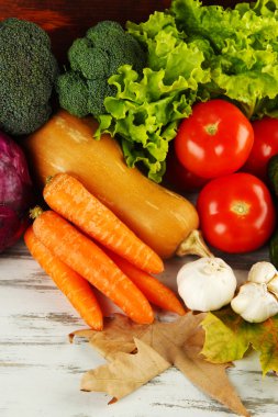 farklı sebze masa ahşap zemin üzerine sarı yapraklar ile kompozisyon