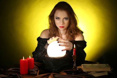 Halloween boszorkány sötét sárga háttér