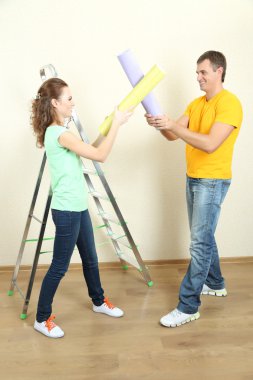 genç bir çift yeni evde tadilat işi