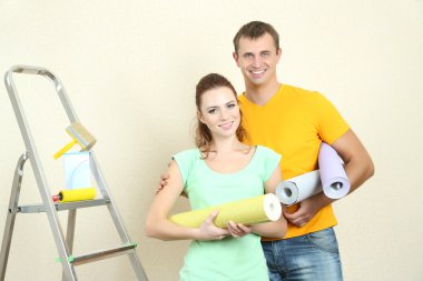 genç bir çift yeni evde tadilat işi