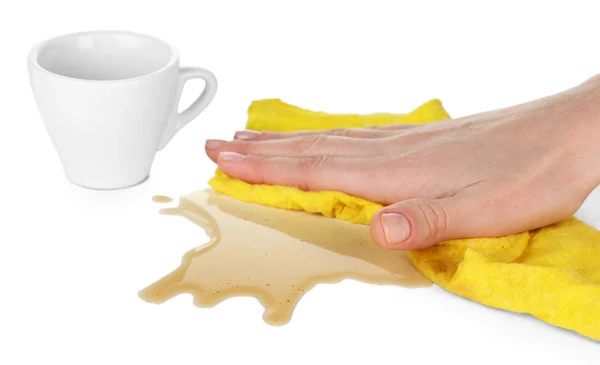 De hand af te vegen oppervlak met gele lap en een kopje koffie op wit wordt geïsoleerd — Stockfoto