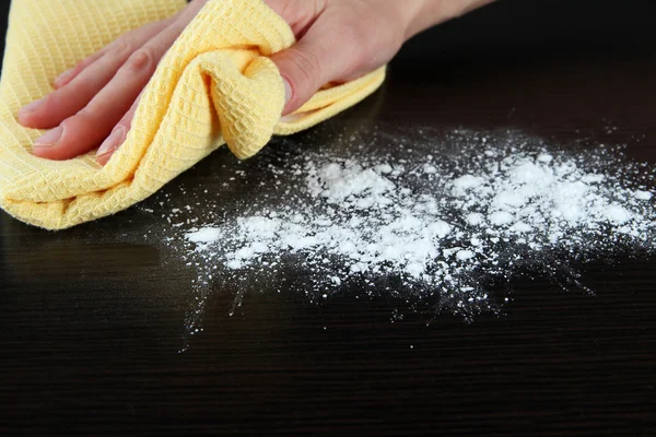 Limpiar a mano la superficie de madera con trapo amarillo — Foto de Stock