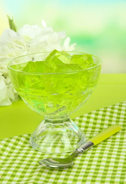 Cubes de gelée savoureux dans un bol sur la table sur fond clair — Photo