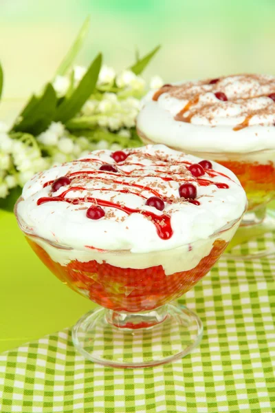 Gustosa gelatina in ciotole sul tavolo su sfondo chiaro — Foto Stock