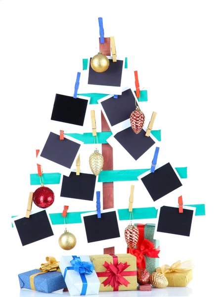 Hölzerner handgemachter Tannenbaum mit leerem Fotopapier und Weihnachtsdekor, isoliert auf weiß — Stockfoto