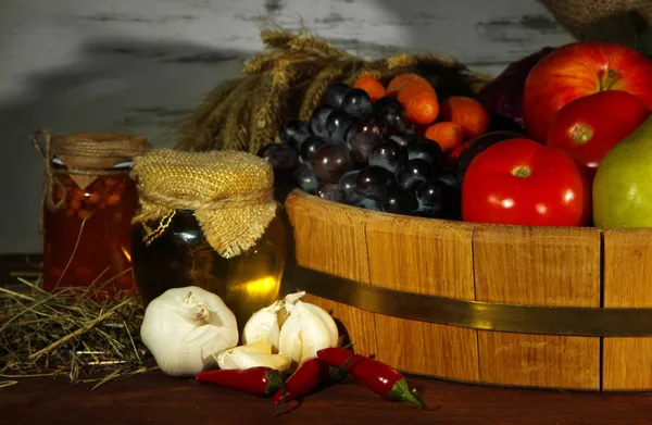 Composición de diferentes frutas y verduras en la mesa sobre fondo de madera —  Fotos de Stock