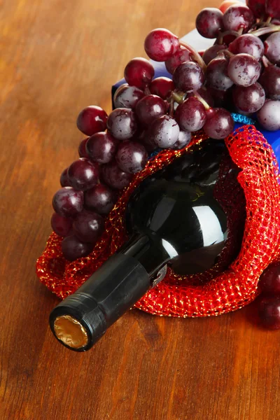 Gift box with wine on wooden table close-up — Stock Photo, Image