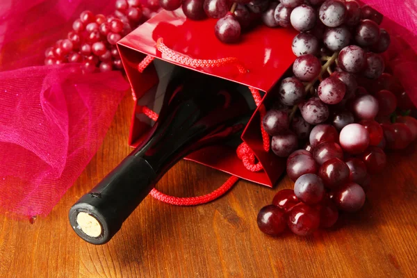 Caja de regalo con vino en primer plano de mesa de madera — Foto de Stock