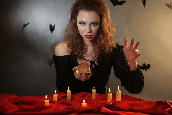 Strega di Halloween su sfondo scuro — Foto Stock